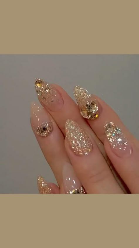 Wedding Nails Gold Glitter, Wedding Nails With Gold Accents, Red Gemstone Nails, Gold Jewel Nails, Fancy Gold Nails, Gold Nails With Diamonds, Rich Nails Design, Gold Wedding Nails For Bride, Desi Wedding Nails