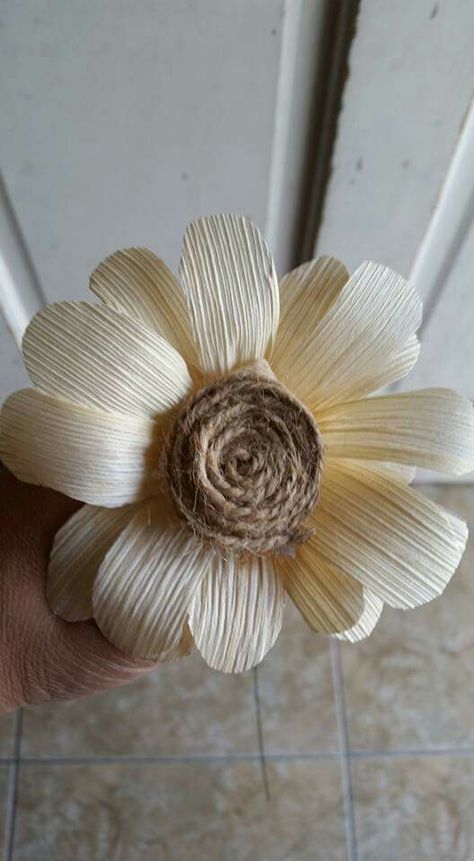 Flower made of corn husk Corn Husk Crafts, Paper Flowers Diy Easy, Corn Husks, Corn Husk Dolls, Diy Paper Flowers, Bloom Where Youre Planted, Corn Husk, Leaf Crafts, Diy Paper Crafts Decoration