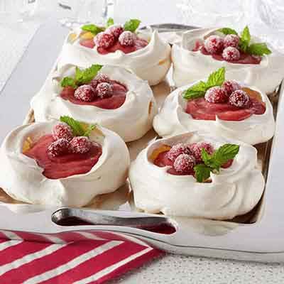 Cranberry pavlova are light sweet meringues filled with a tart cranberry curd, a festive dessert to enjoy after your holiday meal. Cranberry Pavlova, Holiday Brochure, Pavlova Dessert, Rodjendanske Torte, Dessert Light, Pavlova Recipe, Festive Desserts, Thanksgiving Food Desserts, Land O Lakes