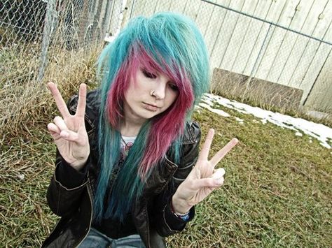 Blue and pink. Scene Emo Aesthetic, Emo Scene Girls, Scene Punk, Emo Scene Hair, Scene Girl, Emo Aesthetic, Scene Queens, Scene Outfits, Emo Hair