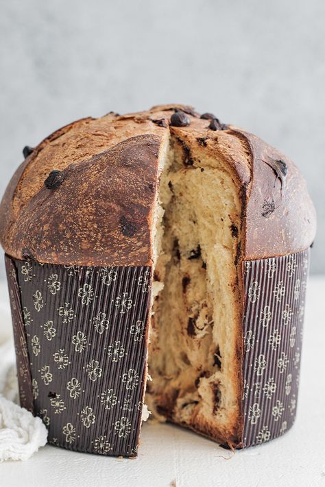 This Amazing Italian homemade Panettone Bread Recipe is a buttery sweet dessert that is perfect to serve to family and friends for holidays and celebrations. Panatone Bread, Garlic Breads, Panettone Bread, Italian Panettone, Panettone Recipe, Billy Parisi, Galaxy Cake, Italian Chocolate, Italian Recipes Dessert