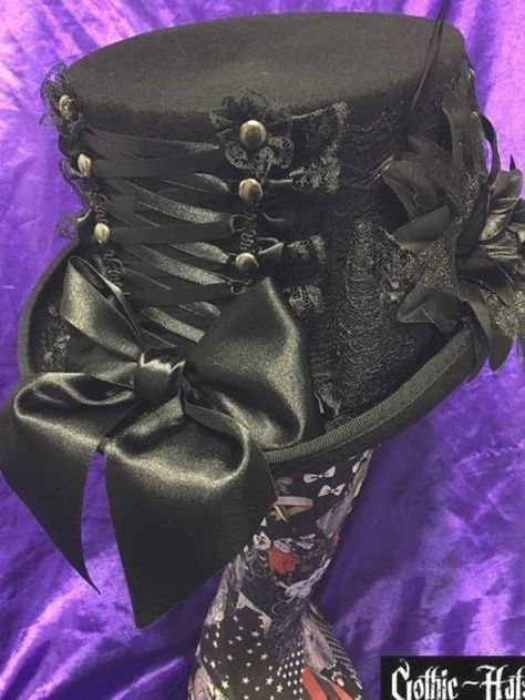 Gothic Hats, Mad Hatter Top Hat, Gothic Jewelry Diy, Steampunk Top Hat, Ladies Jewellery, Funky Hats, Steampunk Crafts, Mad Hatter Hats, Victorian Hats