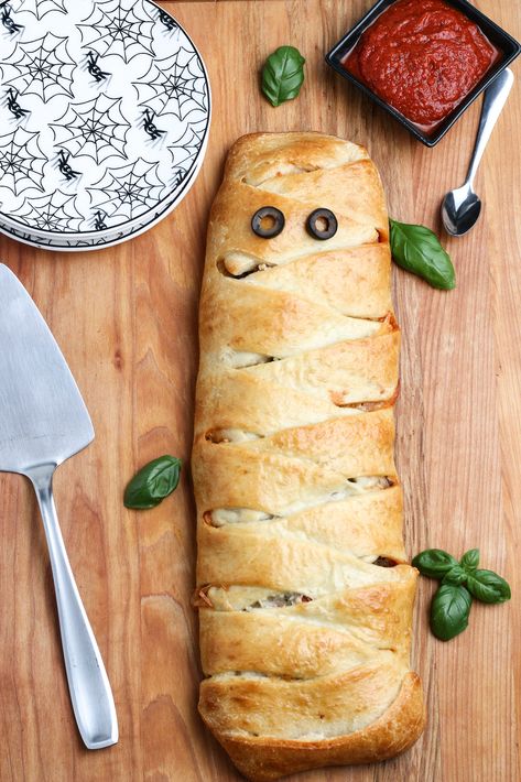 Mummy Calzones - TGIF - This Grandma is Fun Mummy Pizza, Halloween Pizza, Calzone Recipe, Calzone Pizza, Fun Halloween Food, Grandparenting, Cheese Wrap, Yummy Mummy, Halloween Dinner