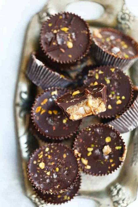 These creamy vegan dark chocolate caramel cups are refined sugar & dairy free! They are a much healthier and delicious alternative to store bought! Vegan Dessert Chocolate, Caramel Pecan Cookies, Caramel Cups, Dark Chocolate Caramel, Tin Recipes, Vegan Dark Chocolate, Healthy Vegan Desserts, Paleo Treats, Caramel Pecan