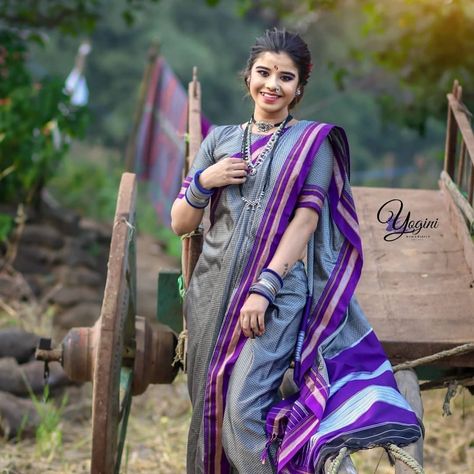 Ilkal Saree Blouse Designs, Irkal Saree, Ilkal Saree, Traditional Photography, Marathi Bride, Long Blouse Designs, Nauvari Saree, Saree Jewellery, Village Photography