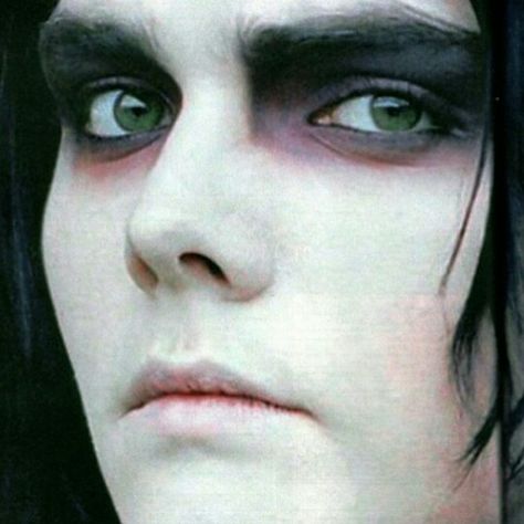 gerard's massive anime eyes <3 Goth Makeup Masculine, Emo Makeup Looks 2000s, Mcr Makeup, Goth Makeup Men, Masculine Goth Makeup, 2000s Emo Makeup, Emo Makeup 2000s, Masculine Goth, Emo Boy Makeup