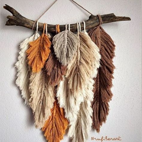 Macrame Feather Wall Hanging, Simpul Makrame, Art Macramé, Pola Macrame, Macrame Feathers, Feather Diy, Boho Crafts Diy, Feather Wall Hanging, Macrame Wall Hanging Diy