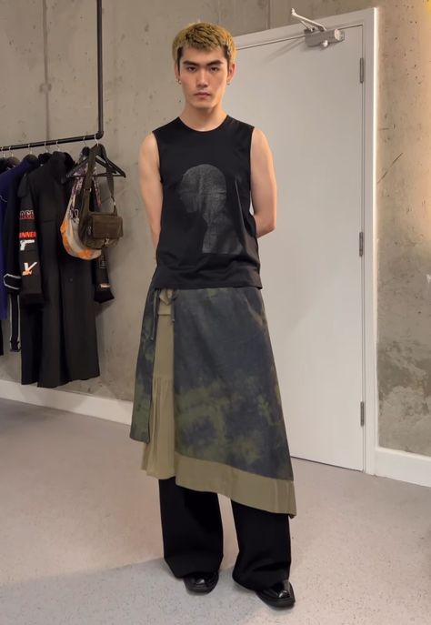 Post Apocalyptic Fashion Editorial, Feminine Man Outfit, Skirt With Pants Underneath, Brutalism Fashion, Fall Outfits Green, Masculine Feminine Fashion, Feminine Men Fashion, Men Skirt, Men In Skirts