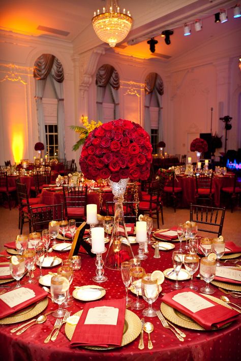 Quince Red Centerpieces, Red And Gold Quince Decorations, Red Quinceanera Ideas Decor Main Table, Sweet Table Wedding Elegant, Puerto Rican Quinceanera, Quince Decorations Red And Gold, Red Sweet 16 Decorations, Red Quinceanera Ideas Decor, Red Quince Decorations