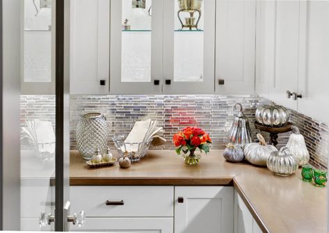 Transitional Style & How To Incorporate Tile - The Tile Shop Blog Transitional Traditional Decor, Vintage Traditional Decor, Farmhouse Traditional Decor, Updated Traditional Decor, Clean Kitchen Design, Tumbled Marble Tile, Contemporary Couches, Narrow Table, Mosaic Floor Tile