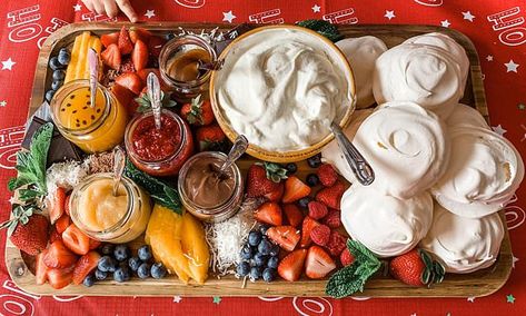 Pavlova grazing boards are the latest food trend making waves this Christmas Pavlova Board, Australian Pavlova, Pavlova Toppings, Mini Pavlova, Diy Dessert, Dinner Party Desserts, Antipasto Platter, Pavlova Recipe, Dessert Platter