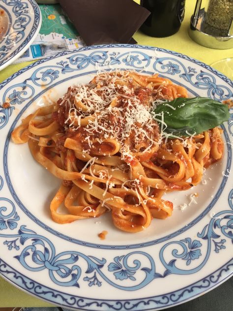 Pasta And Bread, Pasta Aesthetic, Eating Pasta, Aesthetic Beachy, Sun Aesthetic, Italy Food, Golden Sunset, Eat Pray, Fun Beach