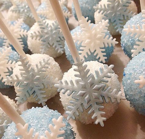 #Cakepops   Www.thenewyorkcakepopery.com  @thenewyorkcakepopery - Instagram #snowflakecakepops White Christmas Cake, Holiday Cake Pop, Blue And White Christmas, Holiday Cake, Christmas Cake Pops, Outside Baby Showers, 1st Birthday Cakes, Holiday Cakes, Winter Themed