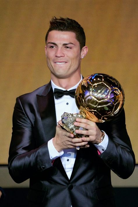 Named the world’s most outstanding soccer player for 2013, an emotional Cristiano Ronaldo accepted the FIFA Ballon d’Or on January 13, 2014 in a dapper look from Dsquared2. Ronaldo Holding Ballon Dor, Ronaldo Ballon Dor, Cristiano Ronaldo 2013, Ronaldo Shirtless, Cristiano Ronaldo Shirtless, Cristiano Ronaldo Young, Ronaldo Photos, Cr7 Wallpapers, Jonathan Groff