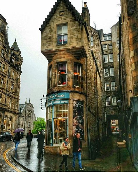 Edinburgh Scotland ☁ ☔ Photo @wyliestephen Use #map_of_europe #Edinburgh Scotland Forever, Voyage Europe, Edinburgh Scotland, Scotland Travel, Beautiful Buildings, Pretty Places, Historic Buildings, Travel Insurance, Places Around The World