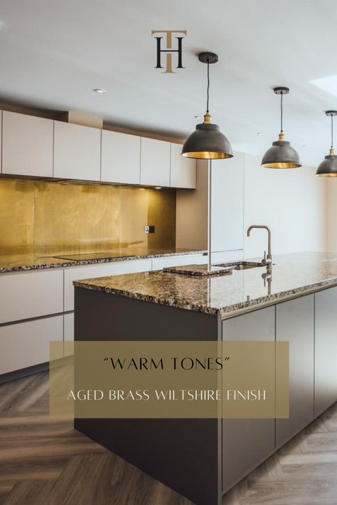 Aged brass splashbacks have timeless appeal and can work with many designs. They combine the beautiful patina of a classic material with the practicalities of a modern splashback. That’s a winning combination! #splashback #brasskitchen #kitchenideas Modern Splashback Kitchen, Brass Backsplash, Splashback Ideas Kitchen, Brass Splashback Kitchen, Brass Backsplash Kitchen, Gold Splashback Kitchen, Bronze Splashback Kitchen, Brass Splashback, Splashback Ideas