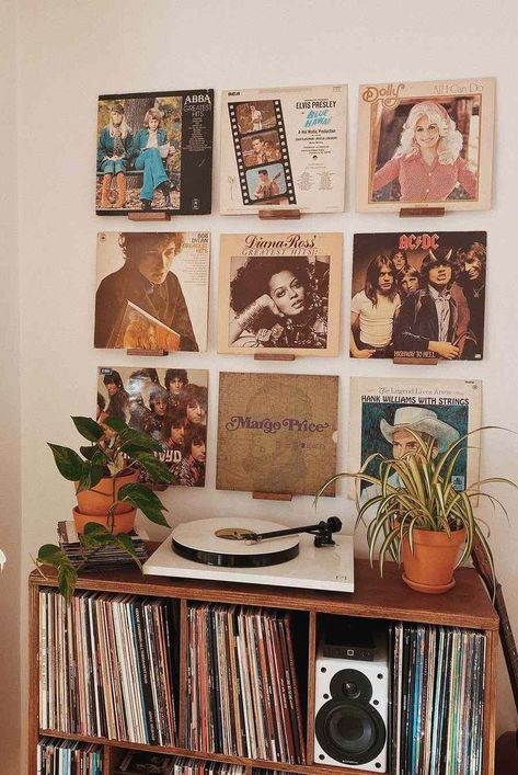 Vinyl Room, Record Room, Interior Vintage, Retro Room, Vintage Room Decor, Decor Shabby Chic, Vintage Room, Decoration Inspiration, Retro Home Decor Vinyl Record Room Decor, Record Room Decor, Cd Storage Ideas, Record Shelves, Vinyl Record Room, Vinyl Record Shelf, Vinyl Record Display, Vinyl Room, Record Shelf