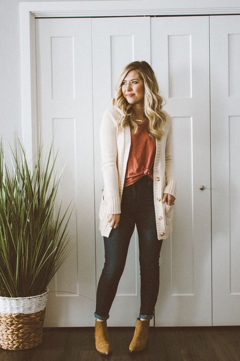 How to Wear Ankle Boots with Jeans — Adrianna Bohrer Cream Cardigan Outfit, Cardigan Outfit Spring, Sweater Cardigan Outfit, Ankle Boots With Jeans, Tee Shirt Outfit, How To Wear Ankle Boots, Boots Outfit Ankle, Booties Outfit, Look Short