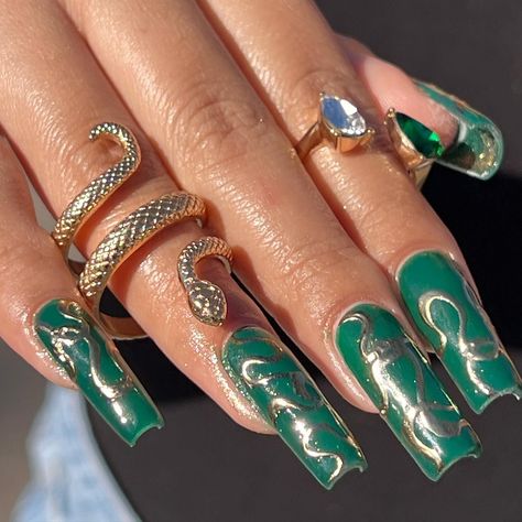 Emerald Green Nails On Dark Skin Green Nail Inspo Square, Emerald Green Nails French Tip, White And Emerald Green Nails, Nail Inspo For Prom, Green Nail Inspo Short, Emerald Green Nail Ideas, Nails On Dark Skin, Emerald Green Nail, Emerald Green Nails