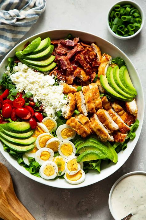 Lunch Ideas Whole Foods, Chicken Cobb Salad, Garlic Ranch, Fancy Salads, Bread Salad, Healthy Food Dishes, Low Carbs, Healthy Food Motivation, Healthy Lifestyle Food