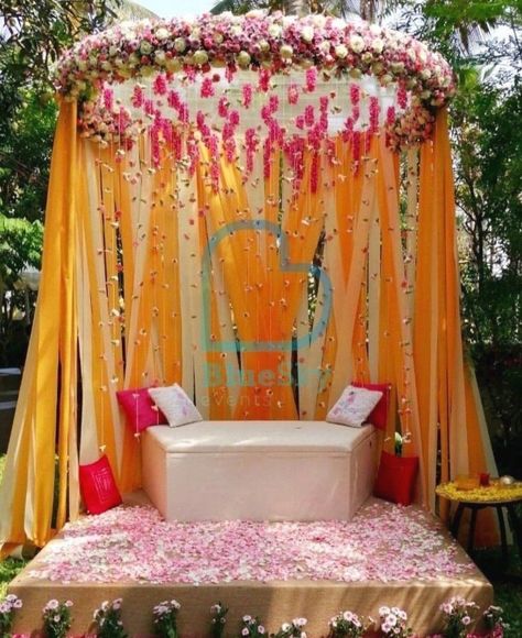 Mehndi Decoration Ideas, Haldi Ceremony Decorations, Mehendi Decor Ideas, Night Decor, Diy Wall Decor For Bedroom, Wedding Hall Decorations, Wedding Entrance Decor, Mandap Decor, Desi Wedding Decor