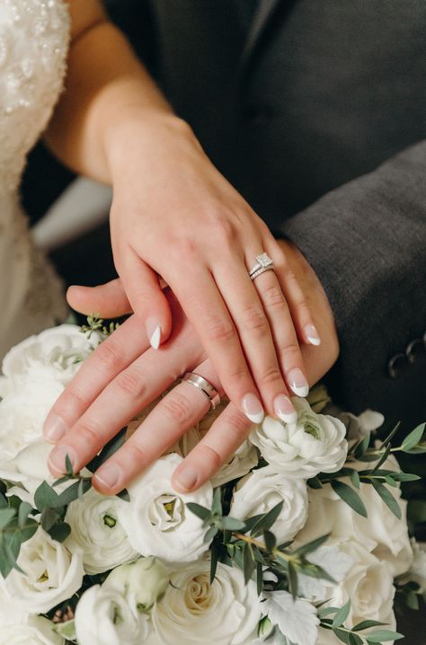 Bride and grooms hands on bouqet of white roses showing wedding rings.   #weddingrings #ringshotinspo #ringshot #detailshots #whitebouquet Wedding Ring Images, Wedding Ring Hand, خواتم خطوبة, Wedding Ring Photography, Wedding Ring Pictures, Ring Photography, Engagement Photography Poses, Wedding Portrait Poses, Engagement Rings Couple