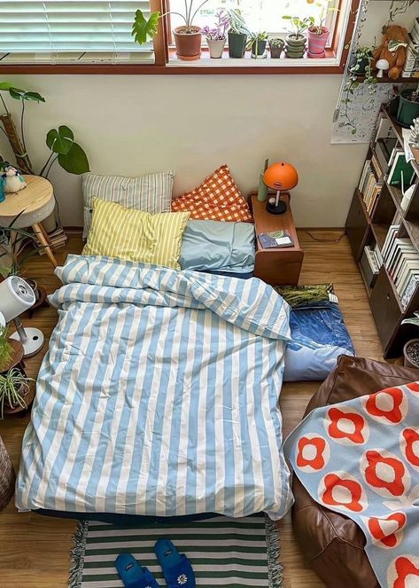 Bed Wood, Slaap Lekker, Room Redesign, Small Bed, Cozy Room Decor, Apartment Decor Inspiration, Dream Room Inspiration, Cute Room Decor, Room Interior Design