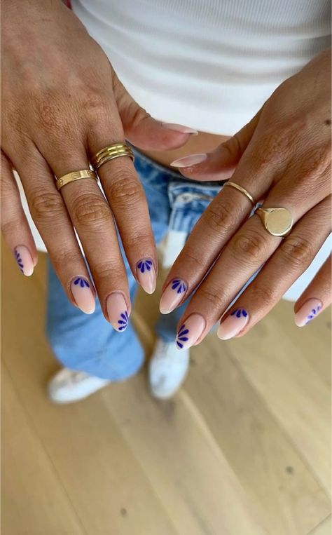 Design For Oval Nails, Nails Summer Minimalist, Short Nails Ideas Summer 2024, Minimalist Navy Nails, Summer Natural Nails 2024, Simple Summer Nail Inspo Short Almond, Anchor On Nails, Nails Biab Summer, Summer Nails For Blondes