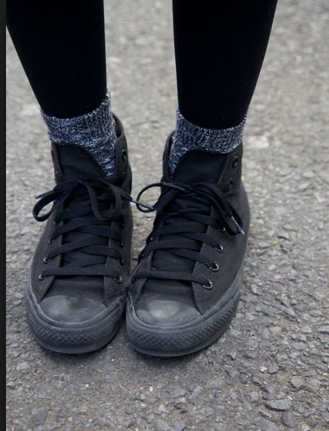 They go with everything. Converse Tumblr, Outfits Aesthetic Grunge, Converse Style Women, All Black Converse, Winter Grunge, Doc Martens Outfit, Outfits Hombre, Converse Style, Black Converse