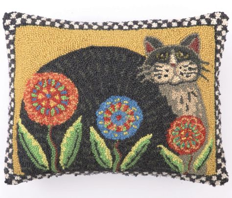 Rug Hooking Designs, Cat Rug, Hooked Pillow, Wool Felt Projects, Flower Cat, Penny Rug, Rug Hooking Patterns, Bedding Ideas, Hand Hooked Rugs