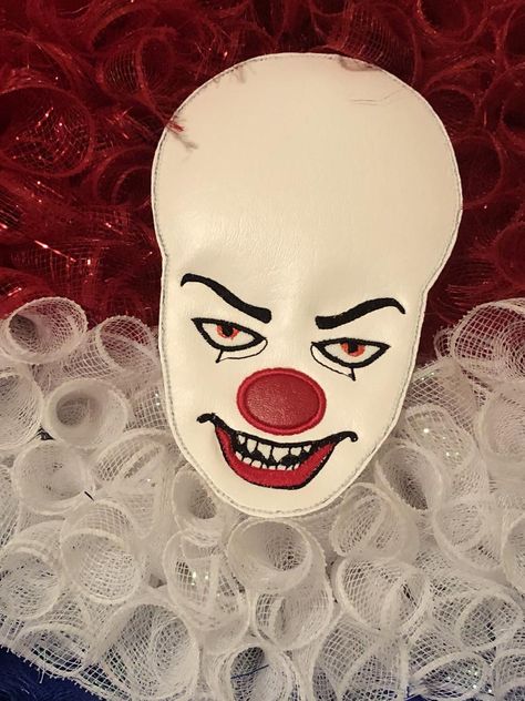 Pennywise Nail Art, Pennywise Christmas, Halloween Circus, Easy Diy Halloween Decorations, Diy Halloween Projects, 2022 Christmas, Halloween 2022, Halloween Mask, Easy Diy Halloween