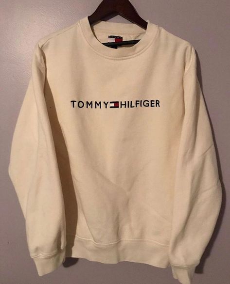 Tan Sweater, Grunge Look, Tommy Hilfiger Sweater, Sweatshirt Outfit, Light Tan, Mode Vintage, Vintage Sweatshirt, Mode Outfits, Comfy Outfits