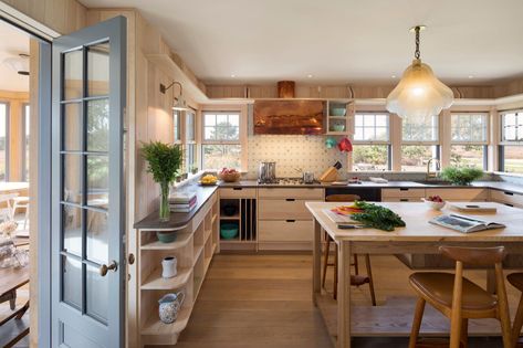 Meadow Beach House by Andrew Franz Architect PLLC on 1stdibs Traditional Kitchen Design Ideas, Martha Vineyard, Cozy Beach House, Beach Style Kitchen, Traditional Kitchen Design, Cedar Shingles, U Shaped Kitchen, House Beach, Modern Beach House