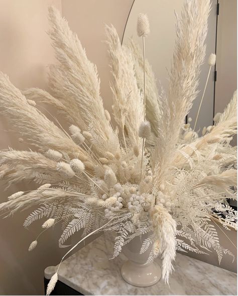 Dry Flower Decoration Ideas, Christmas Tree Colour Scheme, Grass Centerpiece, Rustic Glam Wedding, Esthetician Room Decor, Fake Flower Arrangements, Large Floral Arrangements, Temple Decor, Pampas Grass Decor