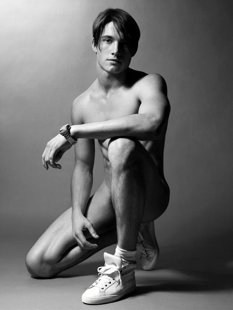 Man Crouching, Fashion Art Photography, Gq Style, Frat Boy, Gq Magazine, Male Photography, The Perfect Guy, Figure Drawing Reference, Male Beauty