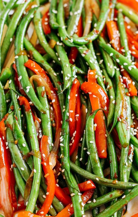 Ginger Soy Glazed Green Beans & Peppers - Eat Yourself Skinny Soy Green Beans, Green Beans And Peppers, Glazed Green Beans, Asian Turkey Lettuce Wraps, Healthier Dinners, Sauteed Peppers And Onions, Ginger Green Beans, Sauteed Peppers, Vegetarian Bean Chili