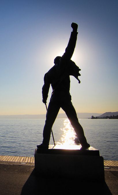 I see a little silhouette of a man! This Freddie Mercury statute is awesome! Freddie Mercury Statue, Fred Mercury, Montreux Switzerland, Queen Music, Borhap Cast, We Are The Champions, Show Must Go On, Freddy Mercury, We Will Rock You