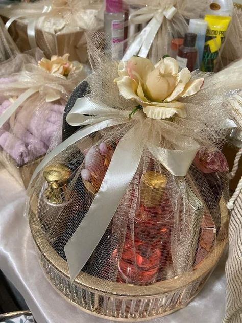 Wedding Gift Pack Grooms, Indian Wedding Giveaways, Enchanted Wedding Decor, Birthday 15, Wedding Gift Hampers, Diwali Gift Hampers, Thali Decoration Ideas, Birthday Room Decorations, Surprise Her