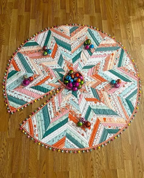 Diy Christmas Tree Skirt, 4h Projects, Christmas Tree Skirts Patterns, Tree Skirt Pattern, Puff Quilt, Fabric Shops, Christmas Quilt Patterns, Jelly Rolls, Modern Quilting