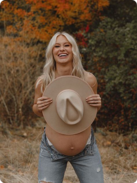 Western Couple Maternity Photoshoot, Horses Maternity Shoot, Maternity Photo Shoot With Jeans, Outdoor Country Maternity Photos, Cowgirl Maternity Pictures, Western Family Maternity Pictures, Western Theme Maternity Photos, Maternity Photos Western, Maternity Photo Shoot Ideas Country