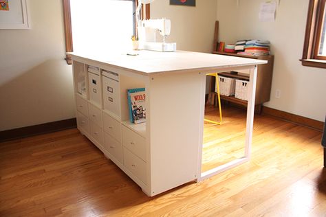 I want this set up - kallax cubicle with drawers - linnmon table top 29 1/2" wide. adjustable legs Craft Room Tables, Sewing Desk, Sewing Room Inspiration, Hack Ikea, Ikea Expedit, Sewing Spaces, Sewing Room Design, Sewing Room Organization, Quilting Room