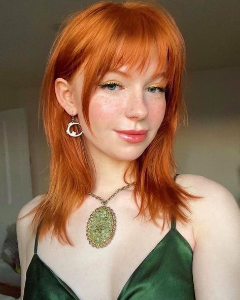 Rose Ginger Hair, Copper Mullet, Short Hair Ginger, Ginger Short Hair, Copper Hairstyles, Fox Makeup, Mom Hair, Girl With Green Eyes, Ginger Women