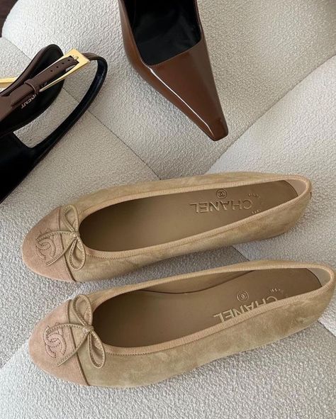 Suede moment ✨ | Instagram Luxury Wishlist, Shoe Goals, Office Aesthetic, Fashion Girly, Fall Lookbook, Fantastic Shoes, Suede Ballet Flats, Cold Weather Fashion, Shoe Inspo