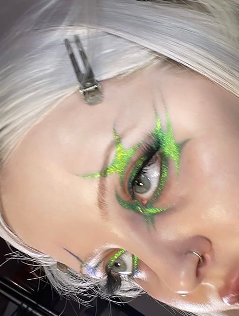 Green Graphic Eyeliner Looks, Alternative Green Makeup, Paint Makeup Look, Duo Chrome Makeup, Duo Chrome Eyeshadow Looks, Alien Eyeliner, Techno Party Makeup, Red Green Makeup, Chrome Makeup Look