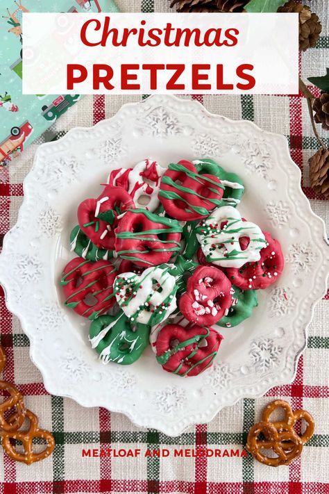 Christmas Chocolate Covered Pretzels, Chocolate Pretzels Christmas, Coating Chocolate, Chocolate Covered Pretzels Christmas, Homemade Chocolate Candy, Christmas Pretzels, Christmas Dip, Halloween Deserts, Easy Holiday Treats