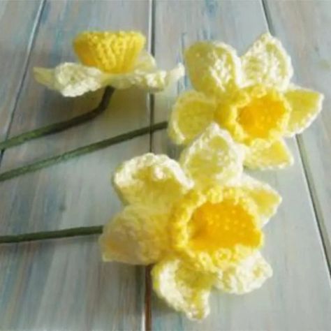 Crochet Spring Daffodils - Free Pattern & Tutorial Crochet Pansy, Crochet Flowers Easy, Diy Wedding Backdrop, Daffodil Flower, Flower Video, Crochet Goodies, Crochet Flower Tutorial, Quick Crochet, Granny Square Crochet Pattern