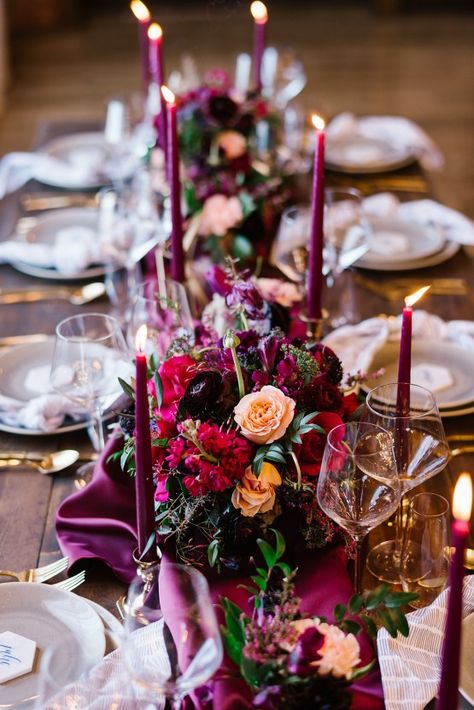 Winter Wedding Table Decorations, Jewel Tone Wedding Flowers, Winter Wedding Table, Winter Wedding Centerpieces, Berry Wedding, Jewel Tone Wedding, Festive Wedding, Winter Wedding Inspiration, Wedding Winter