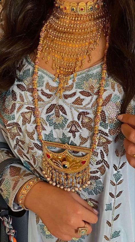 Emarati Aesthetic, Dubai Fashion Women, Arab Dress, Arabian Dress, Samantha Images, Middle Eastern Fashion, Shoes Heels Classy, Rich Girl Aesthetic, Gold Chain Design