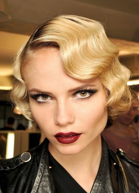 Old Hollywood Hairstyle For Short Hair Flapper Makeup, Great Gatsby Hairstyles, Gatsby Hair, Finger Wave Hair, 1920s Hair, Holiday Makeup Looks, Glamour Vintage, Hollywood Hair, Natasha Poly