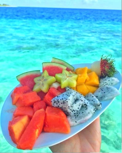 Fruit Salad Tropical, Fruit Drinks Aesthetic, Fruit At The Beach, Tropical Fruits Aesthetic, Fruit Asthetic Picture, Snacks For Vacation, Tropical Fruit Aesthetic, Fruit On The Beach, Fresh Fruit Aesthetic